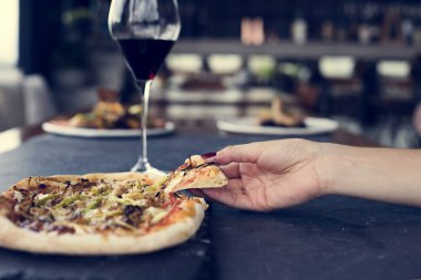 Kadının el alma parça pizza 