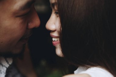 Samimi romantik tatlı Asya çift