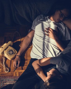 Hoş bir çift birlikte vakit geçiriyorlar.