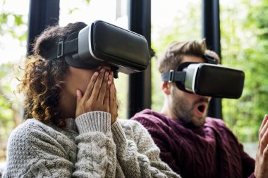 Genç çift VR birlikte kullanma