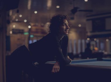 Barda bilardo oynayan kadın.