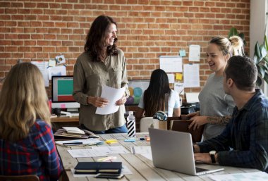 Grup Toplantısı modern loft ofiste farklı insan