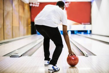 Çocuk bir bowling topu hobi ve eğlence kavramı yuvarlanmaya