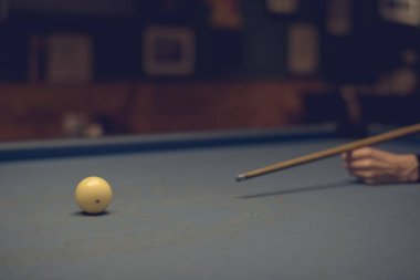 Kadın bilardo oynarken bar