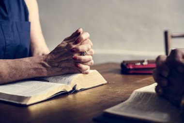 Hıristiyanlık insanlar dua okuma İncil