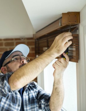 İnsanlar installing pencere perde