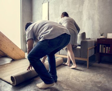 Karı koca birlikte temizlemeye yardımcı oluyor