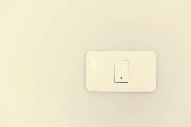 Beyaz arka plan üzerinde anahtarı tedarik