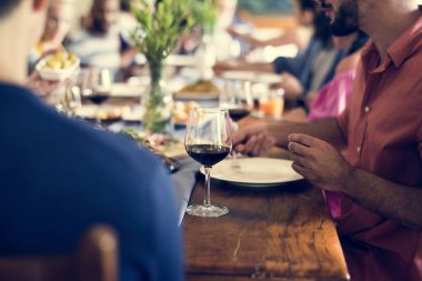 Grup çeşitli arkadaşıyla birlikte bir akşam yemeği yaşıyorsanız