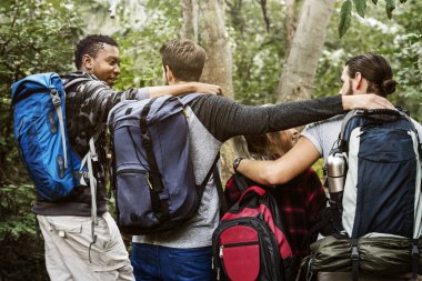 bir grup insan bir ormanda yürüyüş