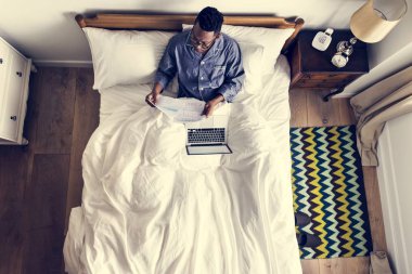 İş adamı yatak çalışma