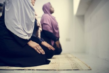 Dua Müslüman genç kadınlar 
