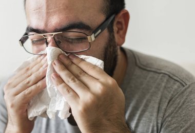 İpek kağıtları hapşırma adam