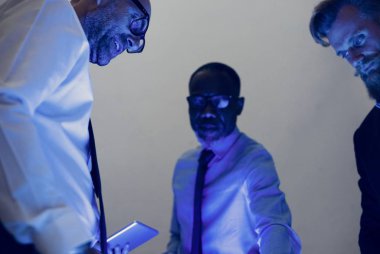 Grup çok kültürlü iş adamları beyin fırtınası toplantısı