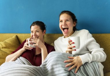 Anne ve kızı zaman kanepede