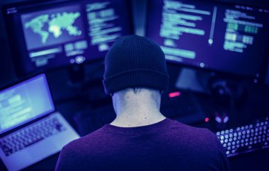 Dikiz kodlama programı bilgisayarda çalışan adam