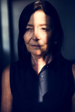 Yaşlı kadın düşünceli yüz ifade portre ile