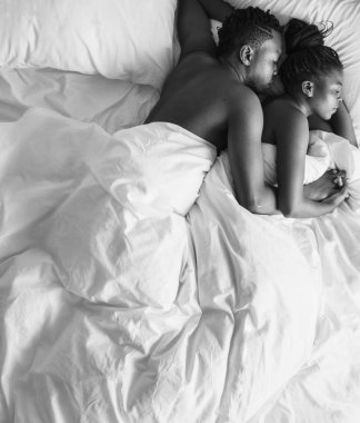 Siyah ve beyaz fotoğraf snuggling ve sarılma yatakta uyuyan Afrika asıllı Çift
