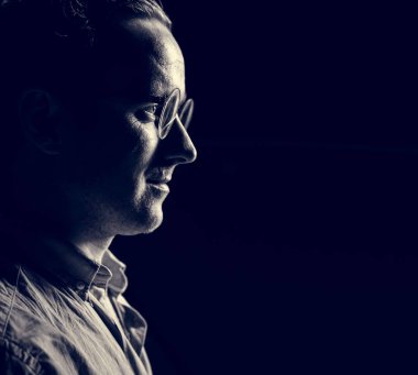 Beyaz adam gözlüklü, yüz portre yan görünüm 