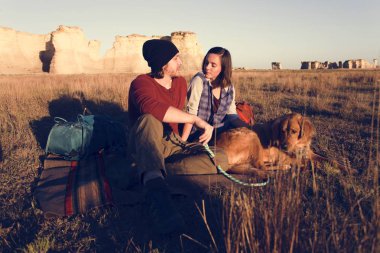 Vahşi doğada birlikte yürüyüş yapan bir çift.