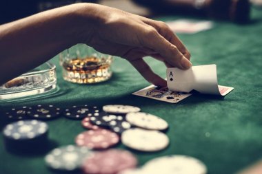 resim kontrol kartı fişleri ile casino masada eli kırpılmış 