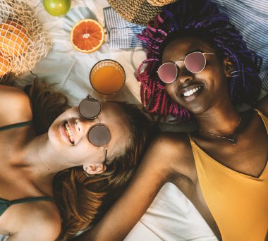 Neşeli kızlar mayo güneşte birlikte bronzlaşma