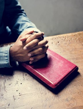 İncil'de Hıristiyanlık din dua eller