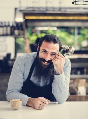 Barista bar counter gülümseyen 