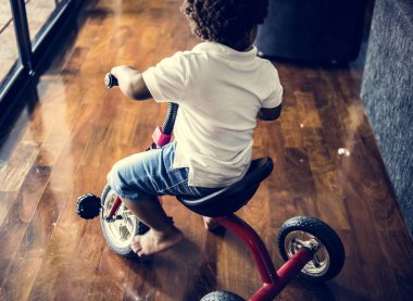 Afrikalı Çocuk binicilik bisiklet evi