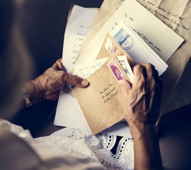 Eski mektupları onun elinde tutan yaşlı Asyalı kadın