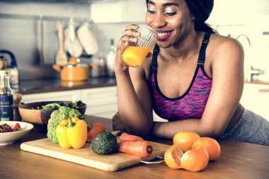 Siyah kadın portakal suyu içiyor