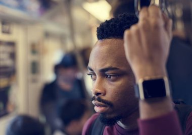 Bir adam bir trende yakın çekim