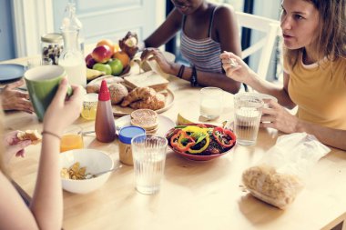 Birlikte kahvaltı çeşitli kadınların grup