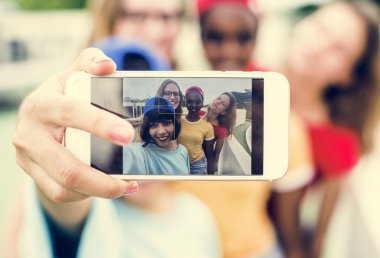 Kadın selfie birlikte alarak farklı bir grup