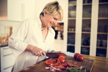 Bir kadın bir mutfak pişirme