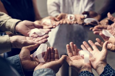 Kemik kanseri bilinçlendirme ve antiviolence için insanlar avuç içi beyaz şeritler closeup