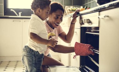 Afrikalı Çocuk yardım anne mutfakta kurabiye