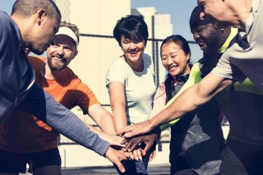 Farklı insanlar açık havada egzersiz