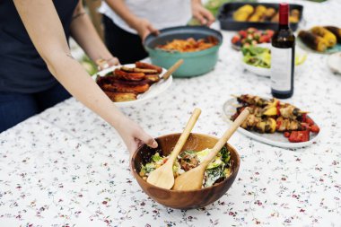 İnsanlar yemek parti için hazırlanıyor