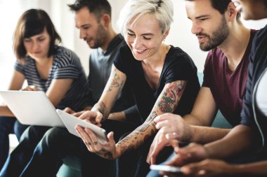 Dijital aygıt kullanan kişiler