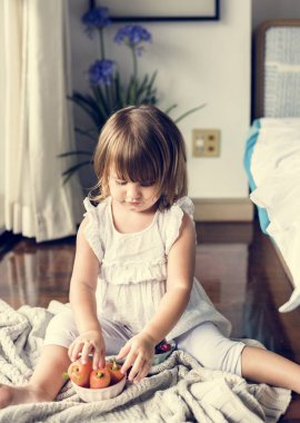 küçük kız odasında oynarken 