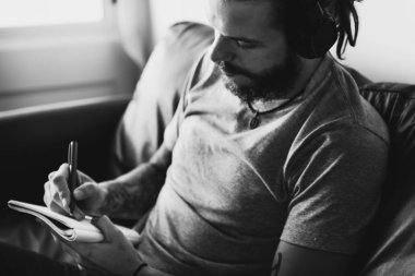 Beyaz adam bir beste işlem müzik konsepti