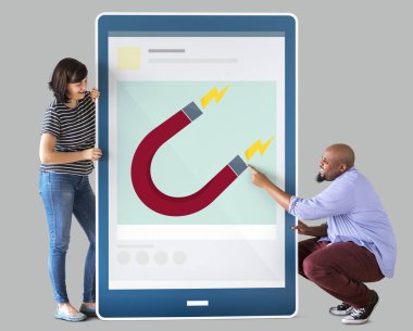 Beyaz kadın ve Afrika adam mockup illüstrasyon mıknatıs ile dijital tablet holding