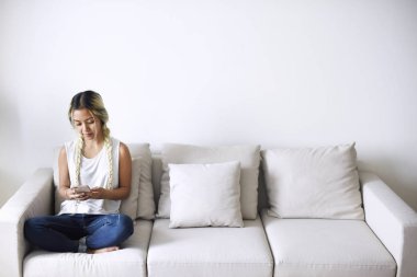 Gülümseyen kadın bir smartphone sosyal medya koni kopya alanı kullanarak