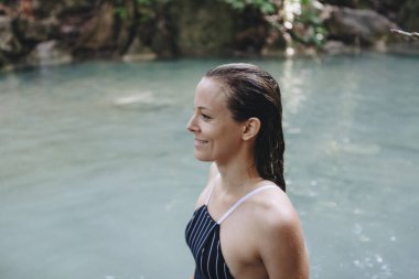 Beyaz kadının şelale