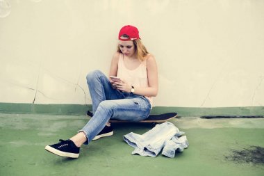 Cep telefonu kullaranarak Kafkas kadın yakın çekim