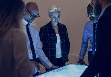 cyber sergilenen bu ofiste iş toplantısı çok kültürlü iş arkadaşları Grup