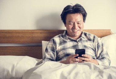 Bir akıllı telefon kullanan bir adam