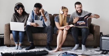 Birlikte müzik keyfi, prova odasında kanepede oturan insanlar 