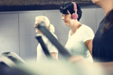 Fitness salonunda egzersiz farklı kişi